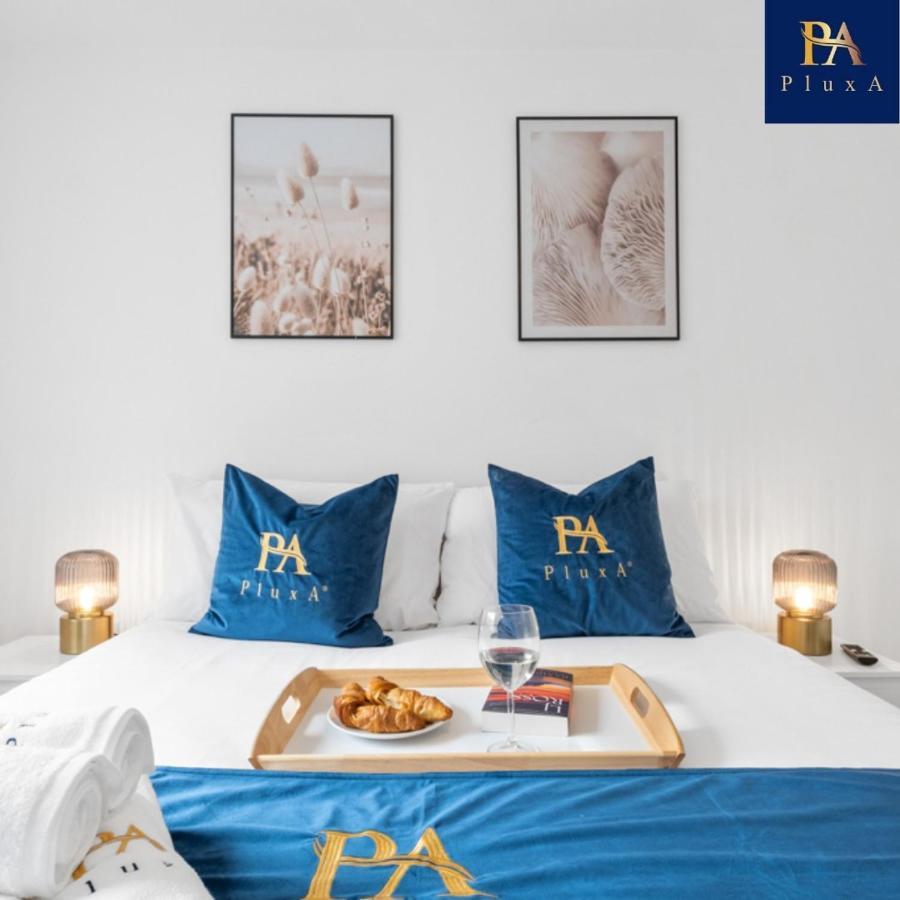 Pluxa Royal Azul 4 Bedroom House With Car Park Holiday home Birmingham