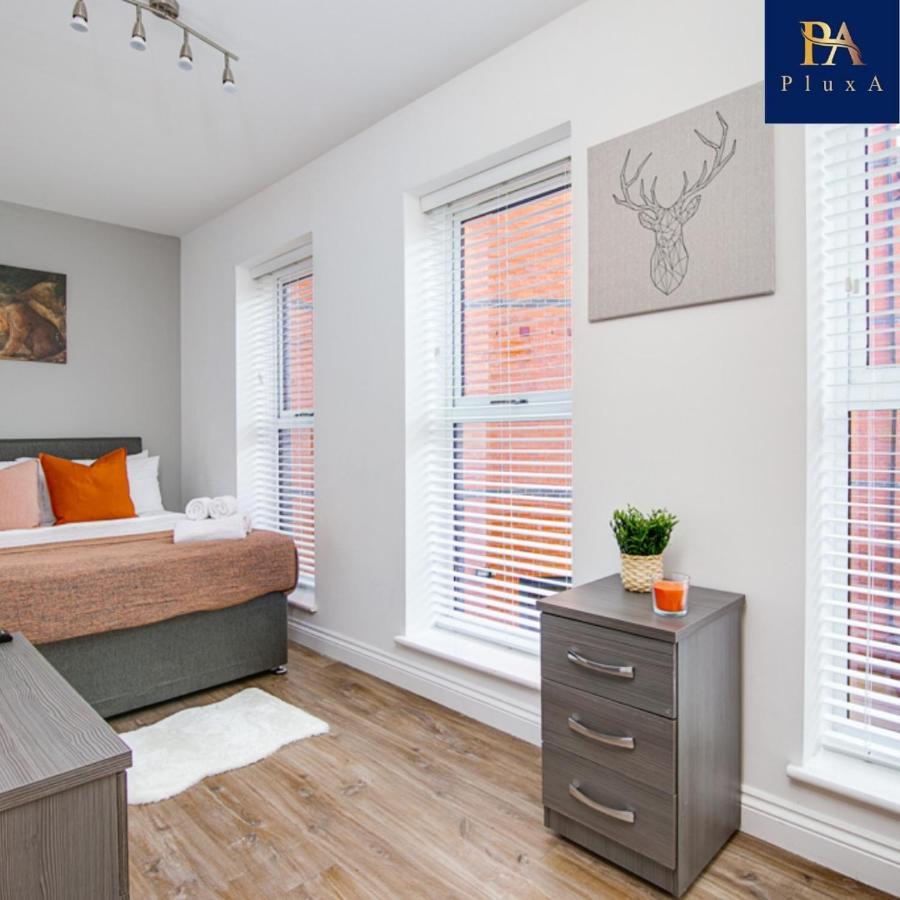Pluxa The Hideaway - Fully Private Serviced & Parking *