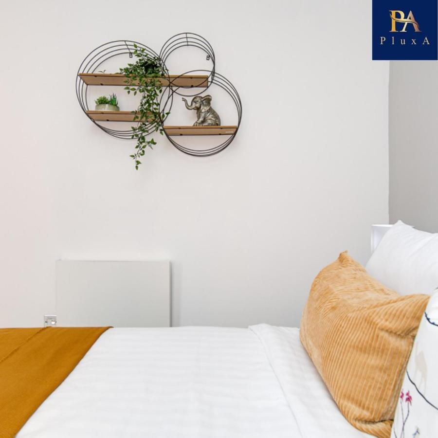 Pluxa The Hideaway - Fully Private Serviced & Parking Apartment