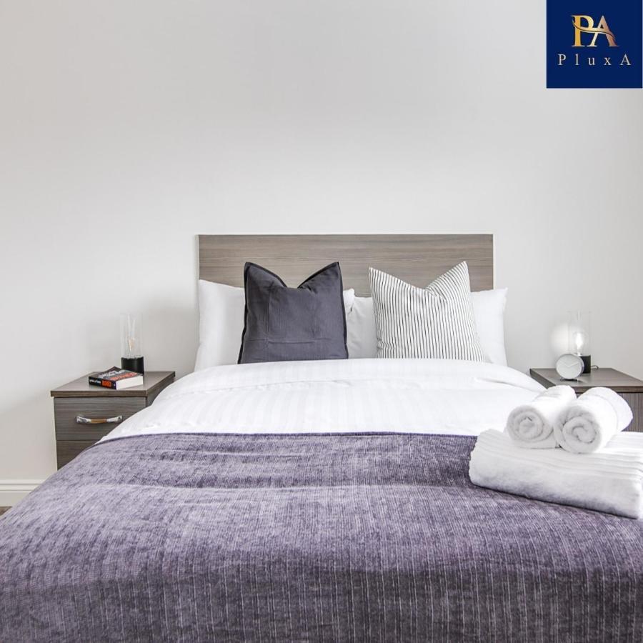 Fully Private & Free Parking - Pluxa Silken Grey Apartment