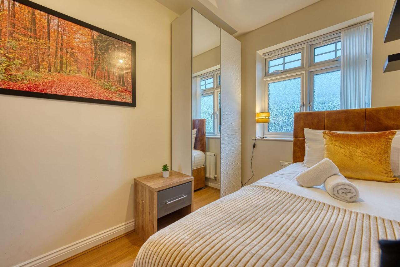 Holiday home Xclusive Living Close To Nec, Free Wifi, Netflix, Parking, Sleeps 5, 3 Bedroom House, Ideal For Families, Contractors & Corporates Near Nec & Airport On Dove Close *