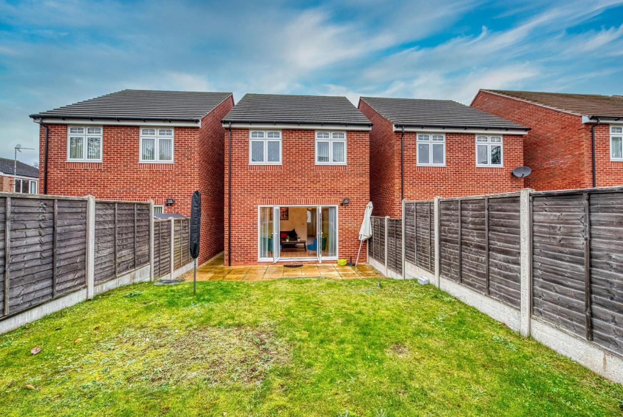 Xclusive Living Close To Nec, Free Wifi, Netflix, Parking, Sleeps 5, 3 Bedroom House, Ideal For Families, Contractors & Corporates Near Nec & Airport On Dove Close *