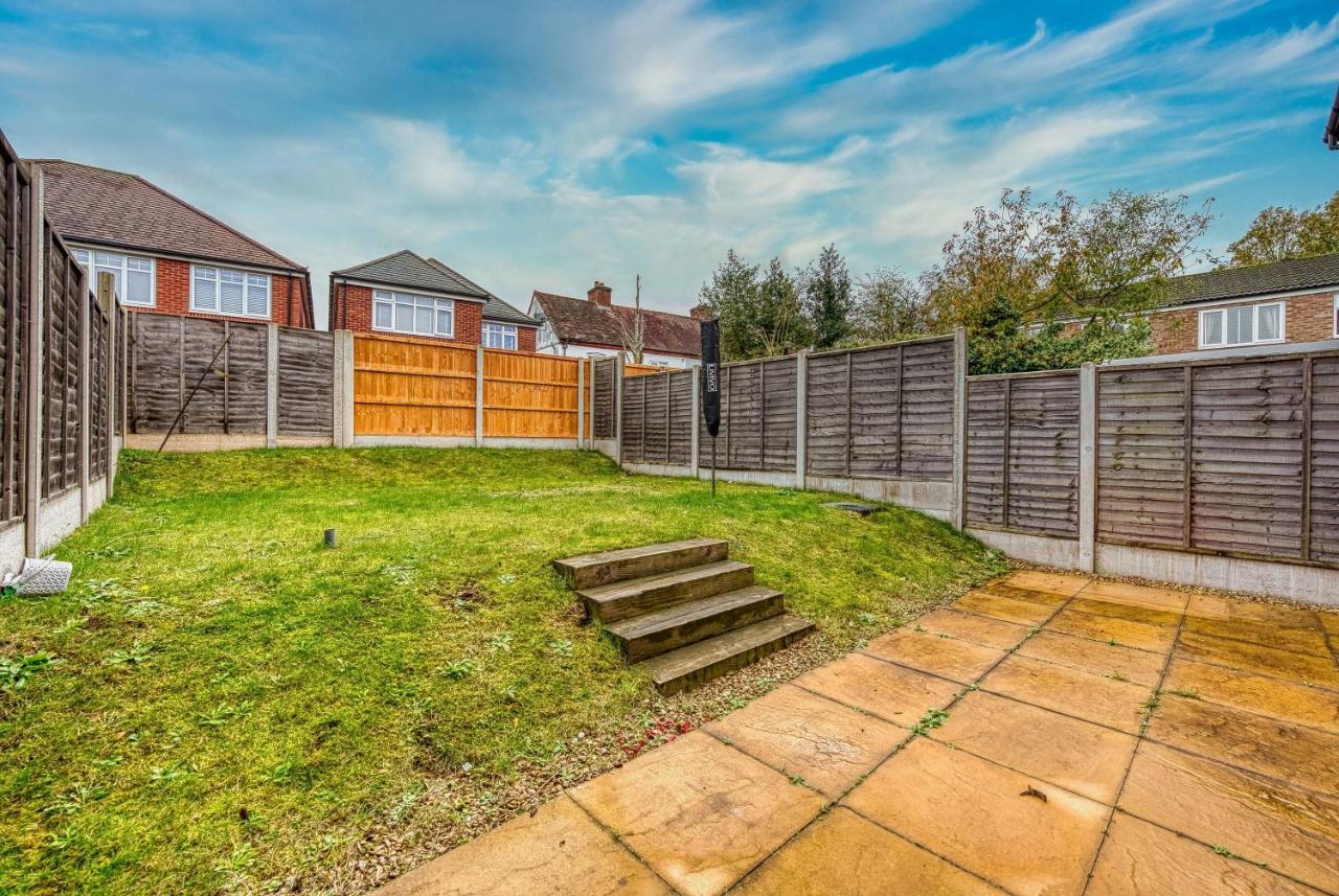 Xclusive Living Close To Nec, Free Wifi, Netflix, Parking, Sleeps 5, 3 Bedroom House, Ideal For Families, Contractors & Corporates Near Nec & Airport On Dove Close Holiday home