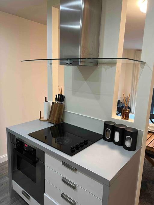 Stylish One Bedroom In Centre Apartment *