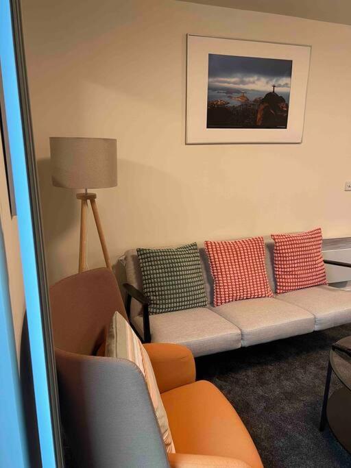 Stylish One Bedroom In Centre Apartment