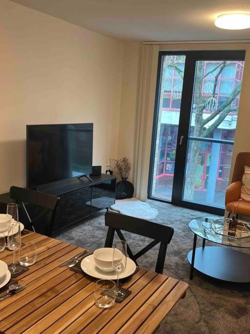 Stylish One Bedroom In Centre Apartment