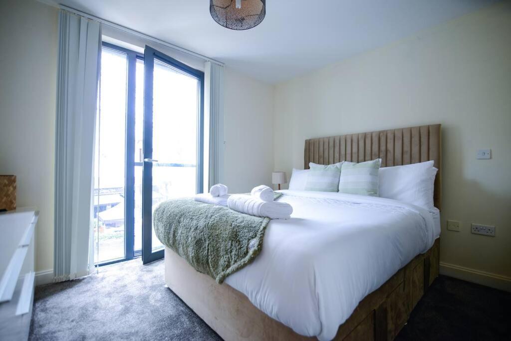 Stylish One Bedroom In Centre Apartment *