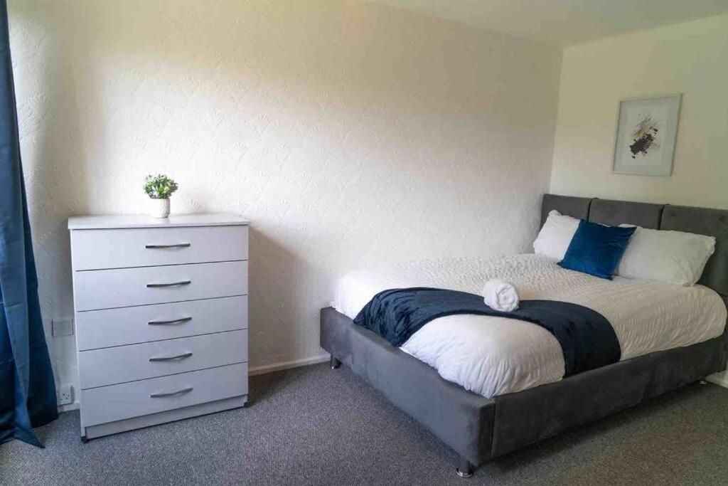 Holiday home 4 Bed House In Harborne - Sleeps 7 Guests - 5 Min Walk To Qe Hospital *