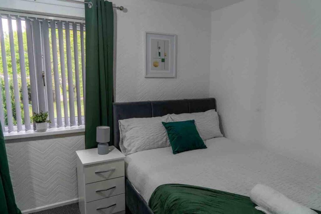 4 Bed House In Harborne - Sleeps 7 Guests - 5 Min Walk To Qe Hospital *