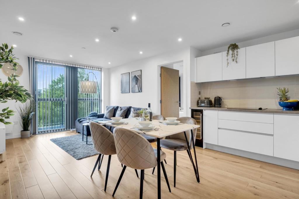 Pluxa Alpine Blue - Two Bedroom Luxury Apartment Birmingham