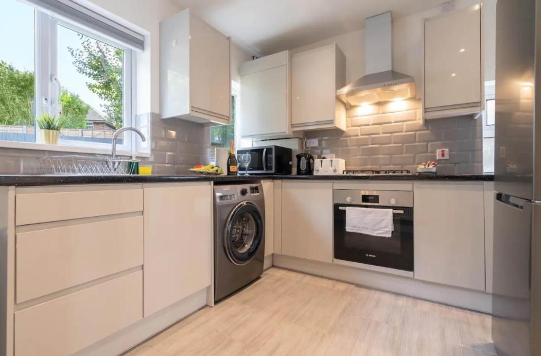 Haus - Luxury 4 Bedroom House - Parking - Fast Wifi - Smart Tvs - Garden - Rated