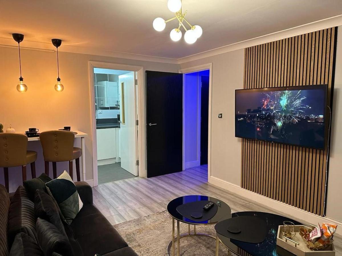 Exotic Jacuzzi With Balcony & Parking Apartment Birmingham