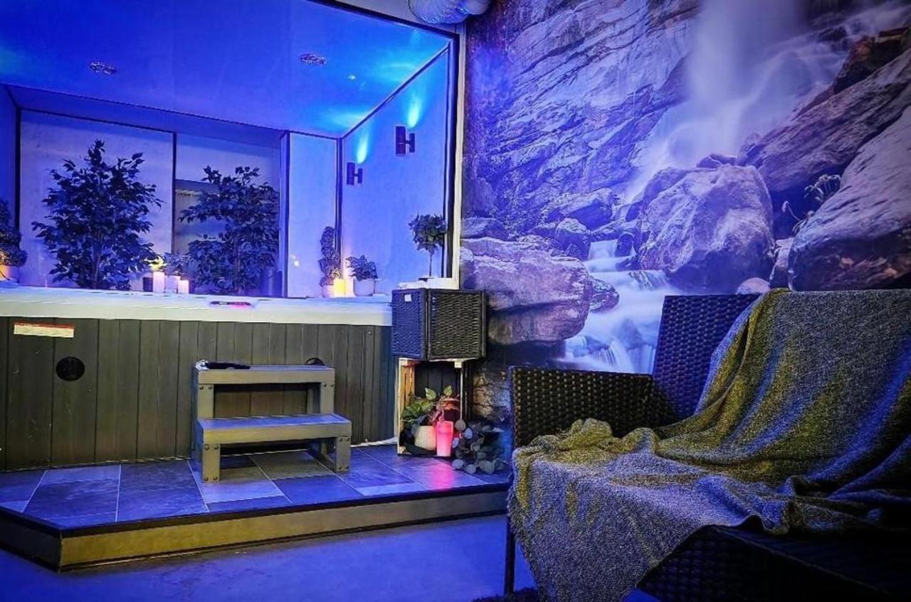 Exotic Jacuzzi With Balcony & Parking * Birmingham