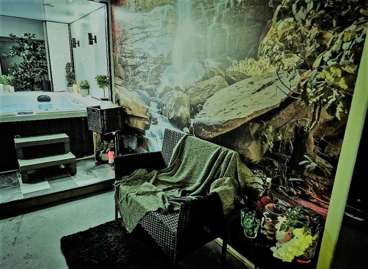 Exotic Jacuzzi With Balcony & Parking Apartment
