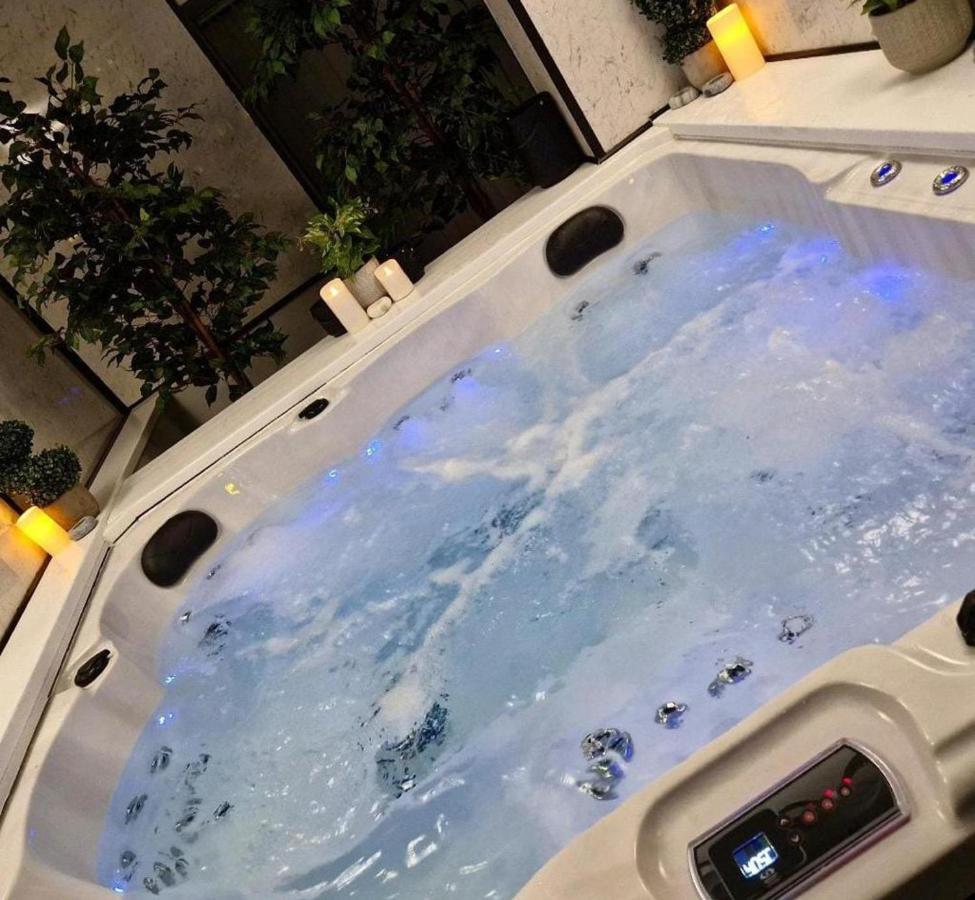 Exotic Jacuzzi With Balcony & Parking Apartment