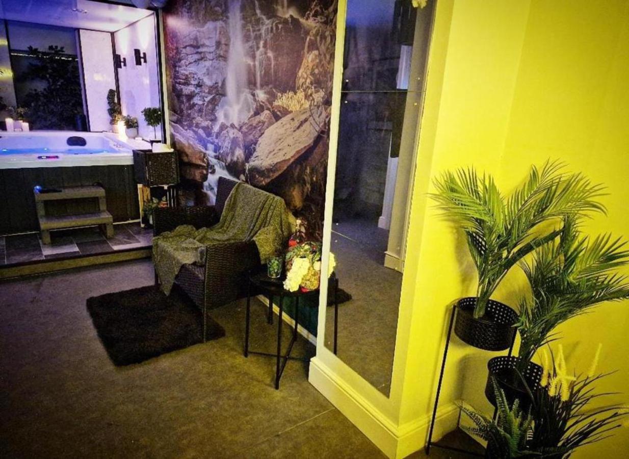 Exotic Jacuzzi With Balcony & Parking Apartment Birmingham