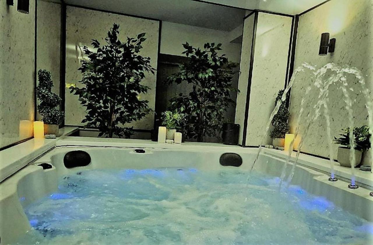 Exotic Jacuzzi With Balcony & Parking Apartment Birmingham