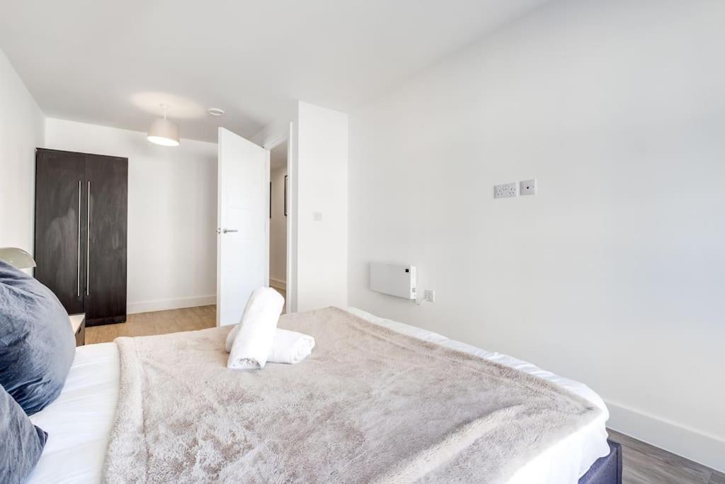 Lovely Two Bedroom Located Centrally Apartment *