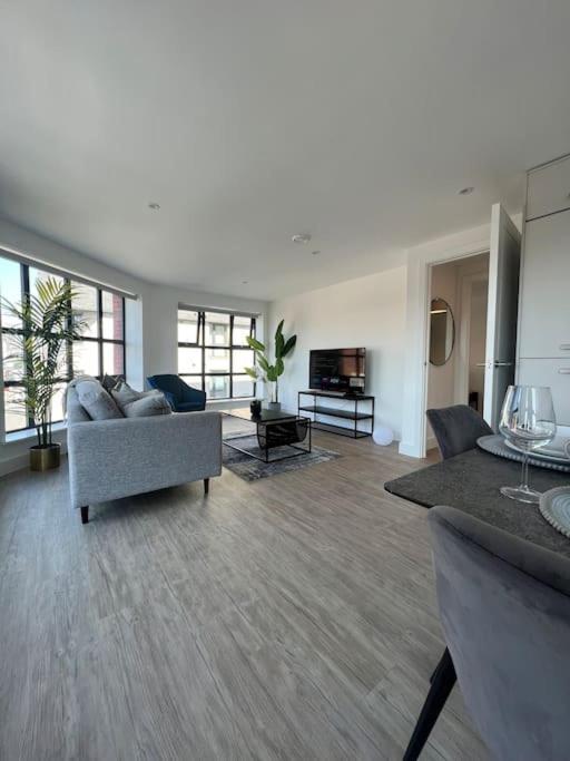 Apartment Lovely Two Bedroom Located Centrally *