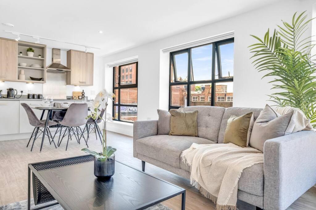 Apartment Lovely Two Bedroom Located Centrally *