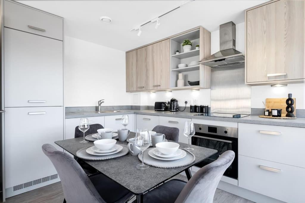 Lovely Two Bedroom Located Centrally Apartment Birmingham