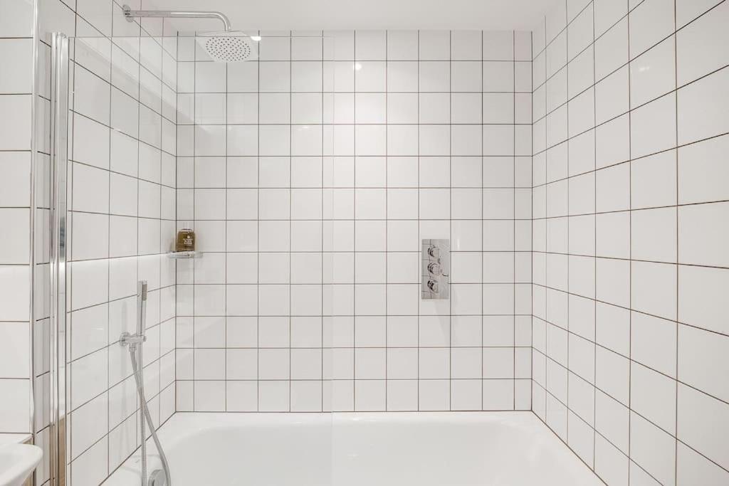 Lovely Two Bedroom Located Centrally Apartment Birmingham