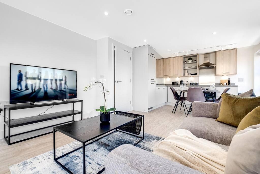 Lovely Two Bedroom Located Centrally Apartment