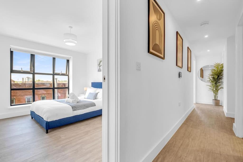 Lovely Two Bedroom Located Centrally *