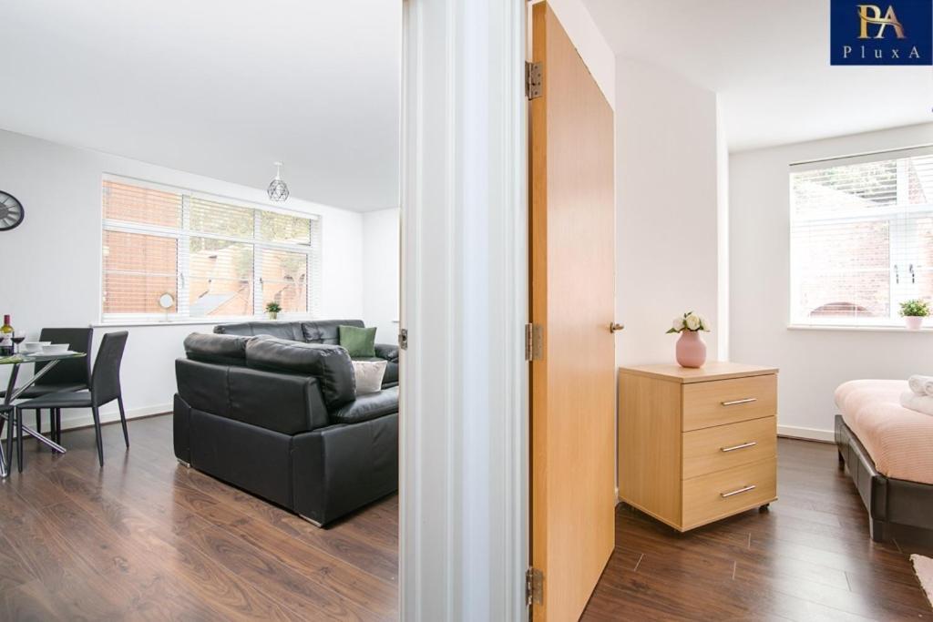 Pluxa Velvet - Center's Lavish Walk To Transit Apartment