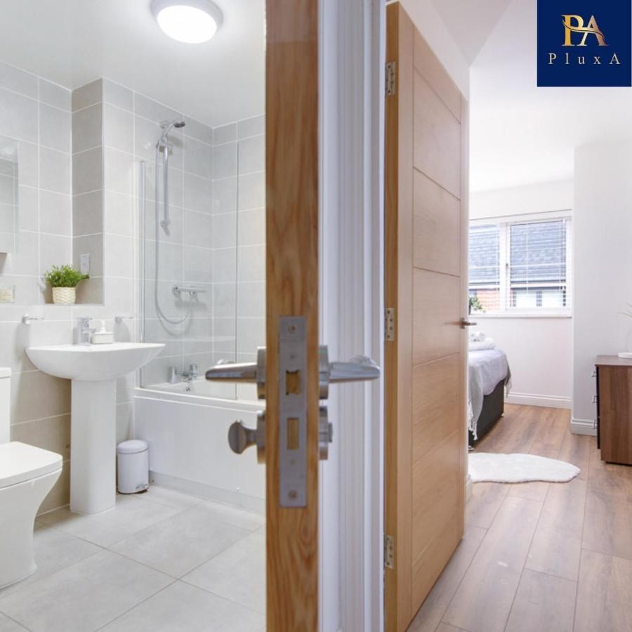 Apartment Pluxa Mint Bliss - Stylish With Workspace Birmingham