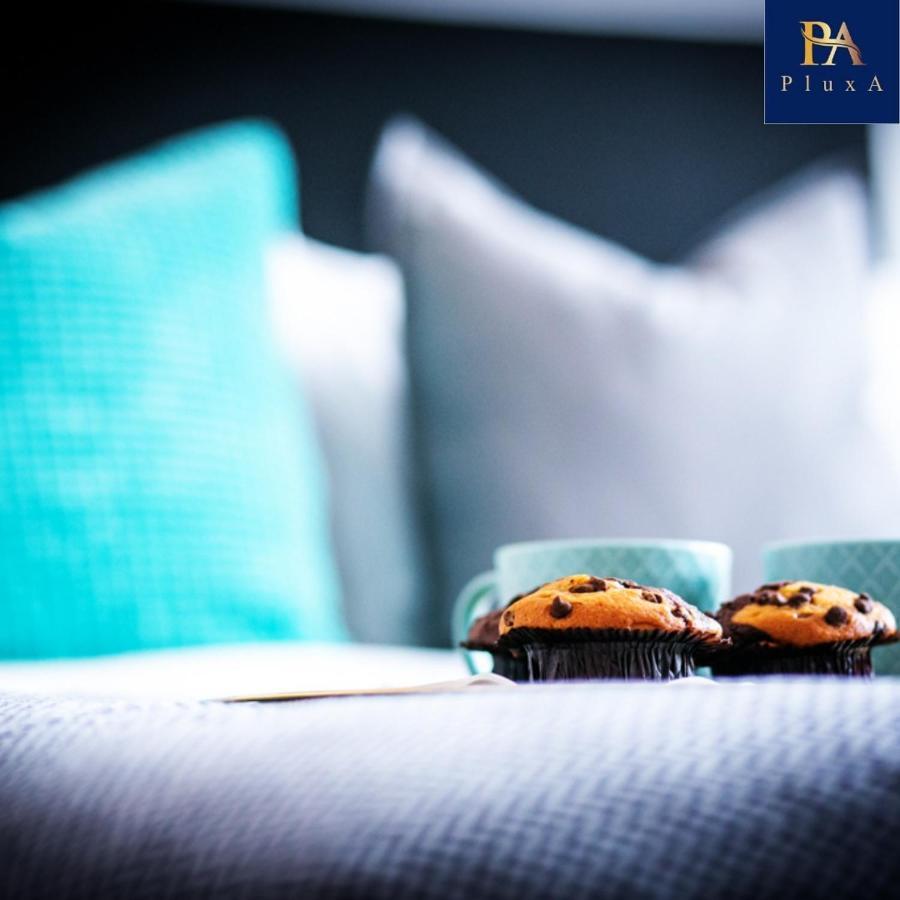 Pluxa Mint Bliss - Stylish With Workspace Apartment *