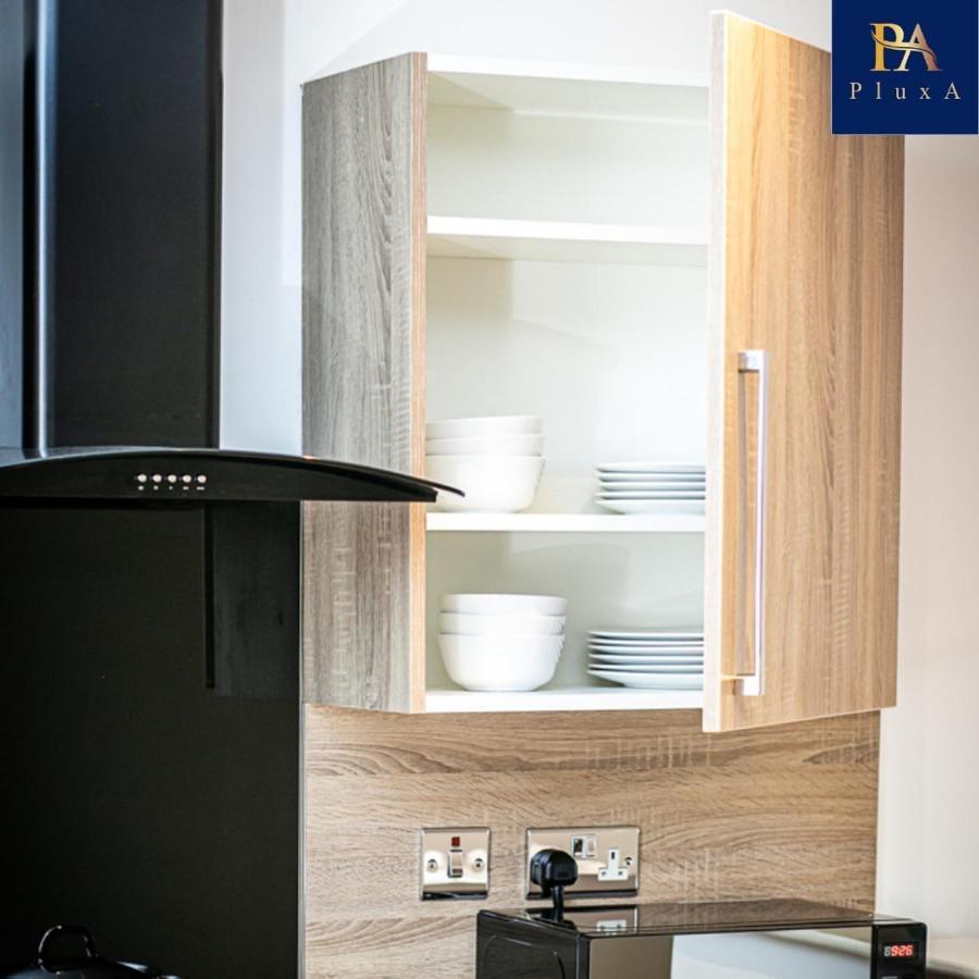 Pluxa Mint Bliss - Stylish With Workspace Apartment