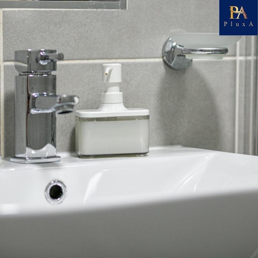 Pluxa Mint Bliss - Stylish With Workspace Apartment *