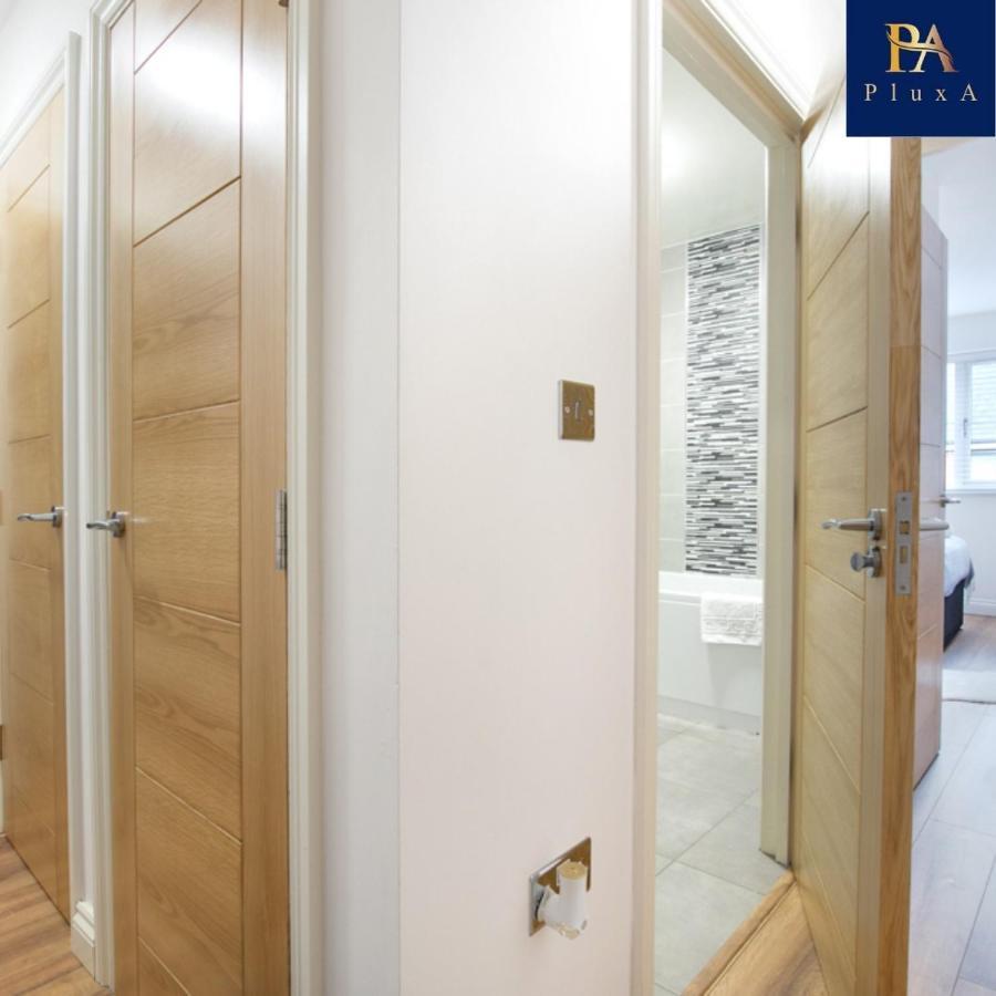 Pluxa Mint Bliss - Stylish With Workspace Apartment *