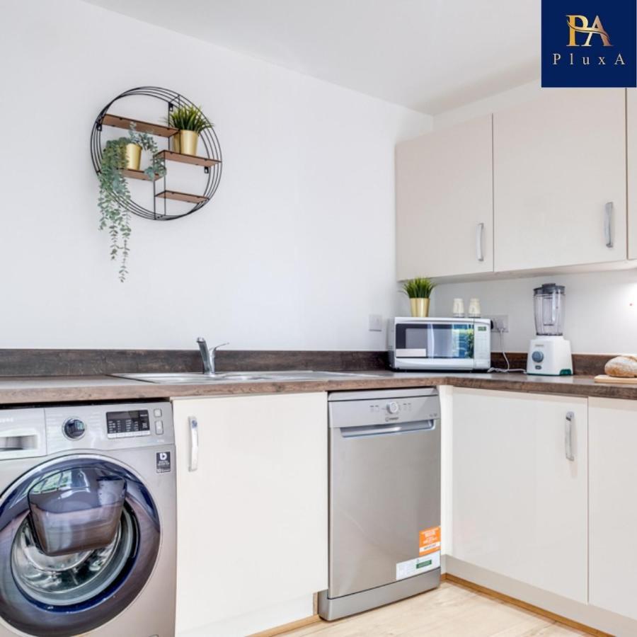 Pluxa Royal Azul 4 Bedroom House With Car Park Holiday home Birmingham