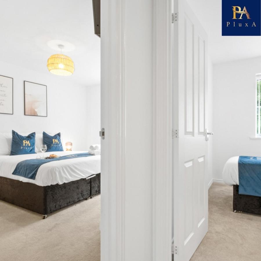 Pluxa Royal Azul 4 Bedroom House With Car Park Holiday home *