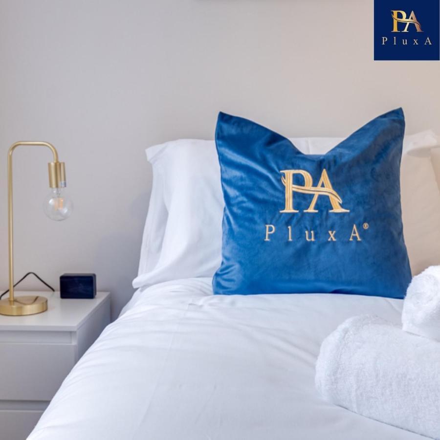 Pluxa Royal Azul 4 Bedroom House With Car Park Holiday home Birmingham