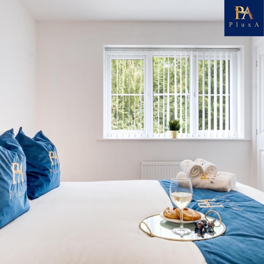Pluxa Royal Azul 4 Bedroom House With Car Park *