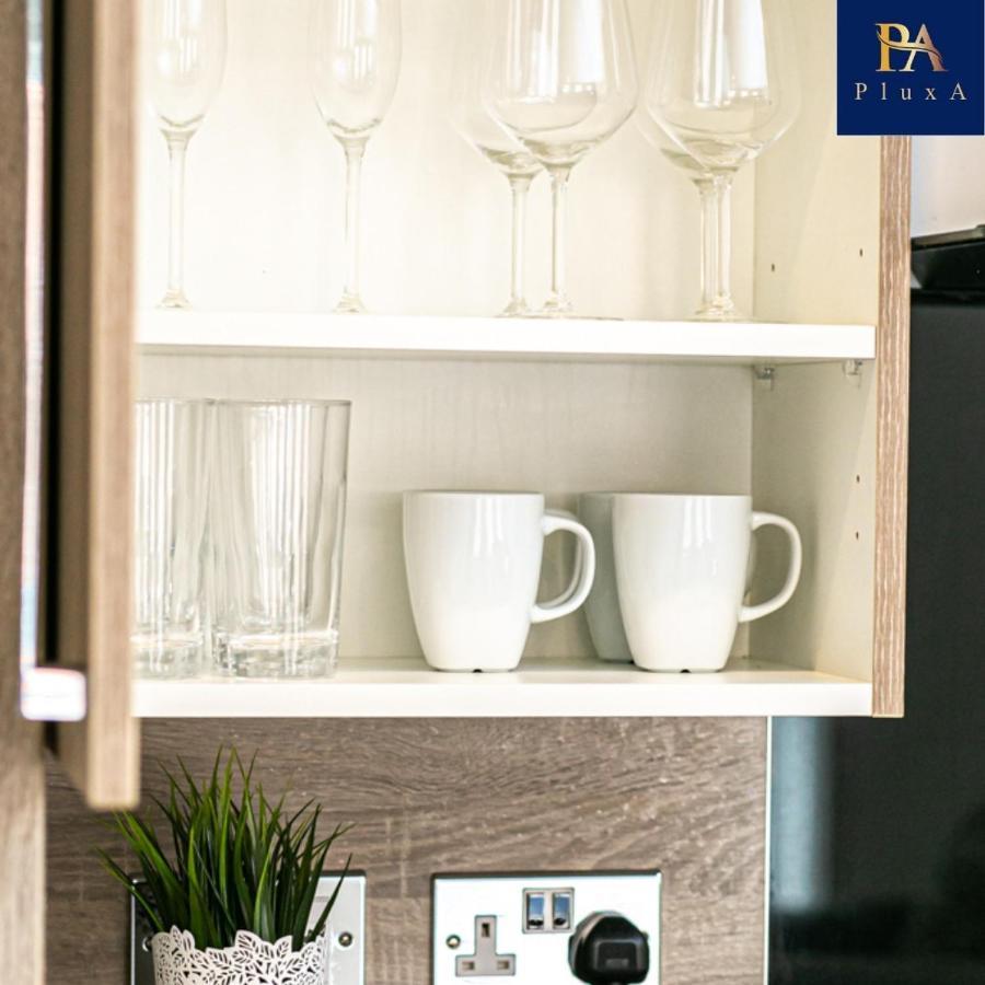 Pluxa The Hideaway - Fully Private Serviced & Parking Apartment *