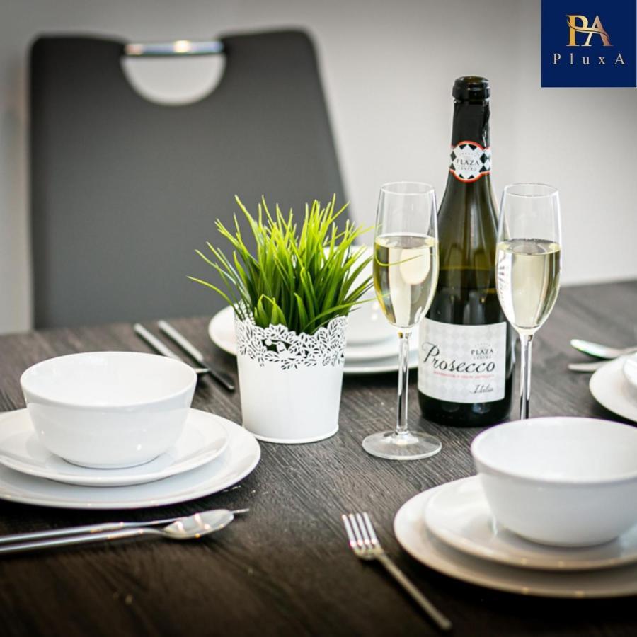 Pluxa The Hideaway - Fully Private Serviced & Parking Apartment *