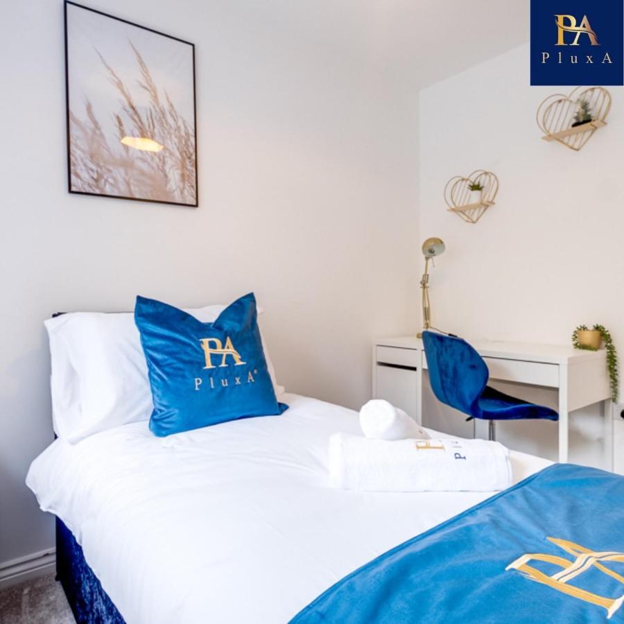 Pluxa Royal Azul 4 Bedroom House With Car Park Birmingham