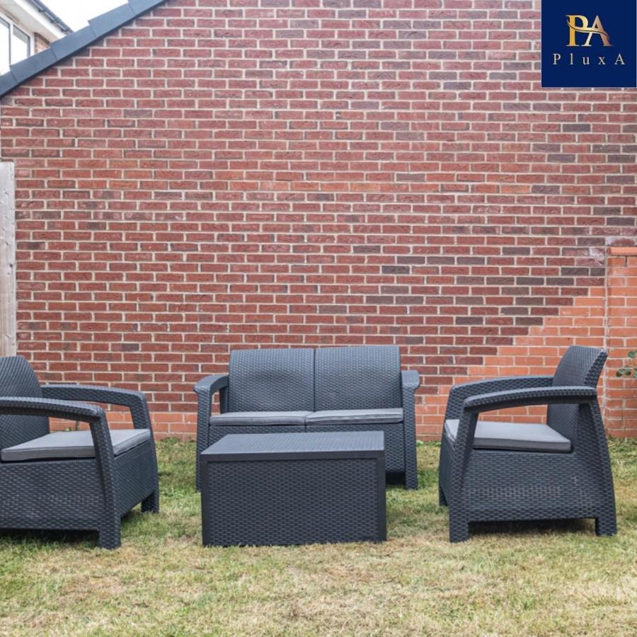 Pluxa Royal Azul 4 Bedroom House With Car Park Holiday home Birmingham