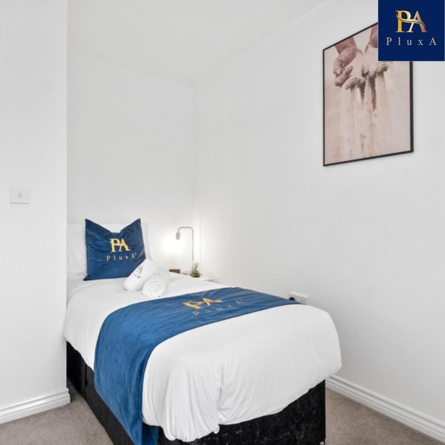 Pluxa Royal Azul 4 Bedroom House With Car Park Holiday home *