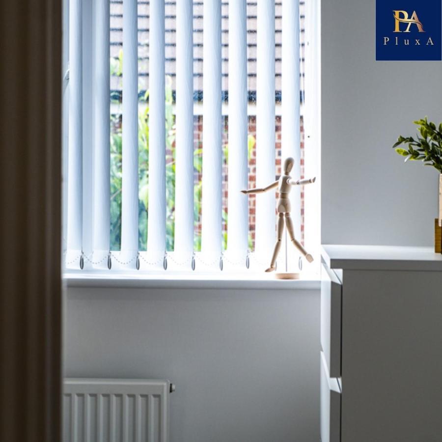 Pluxa Royal Azul 4 Bedroom House With Car Park Holiday home Birmingham