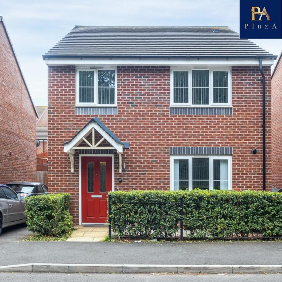 Pluxa Royal Azul 4 Bedroom House With Car Park Holiday home Birmingham