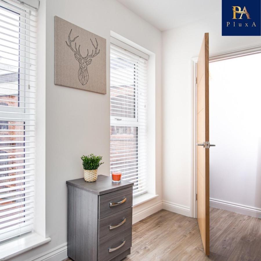 Pluxa The Hideaway - Fully Private Serviced & Parking *