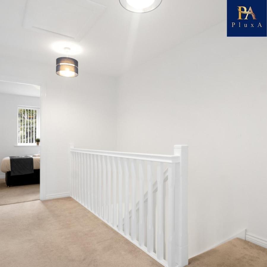 Pluxa Royal Azul 4 Bedroom House With Car Park Holiday home Birmingham