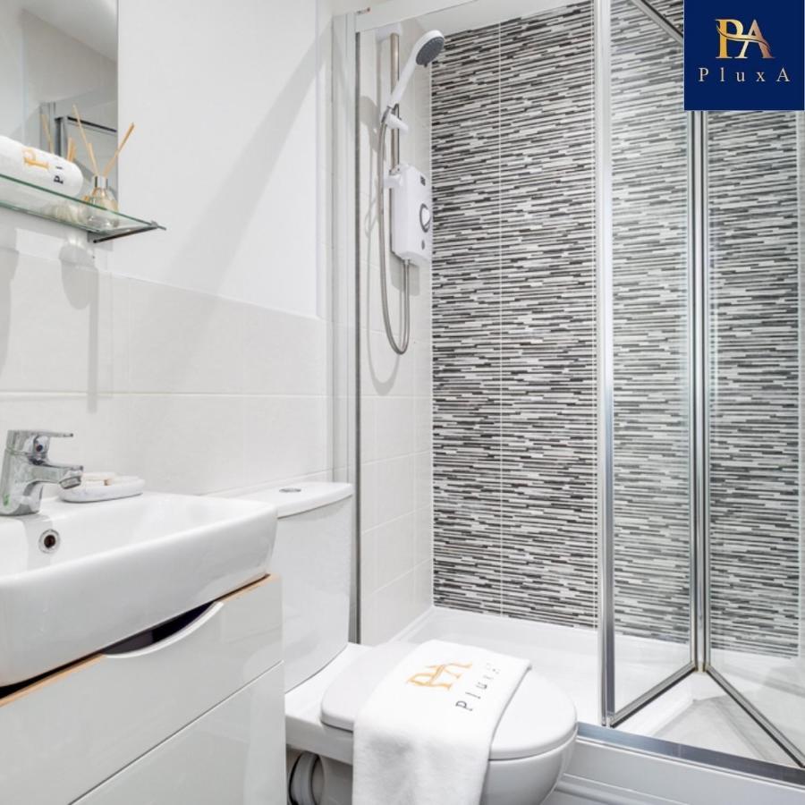 Pluxa Royal Azul 4 Bedroom House With Car Park * Birmingham