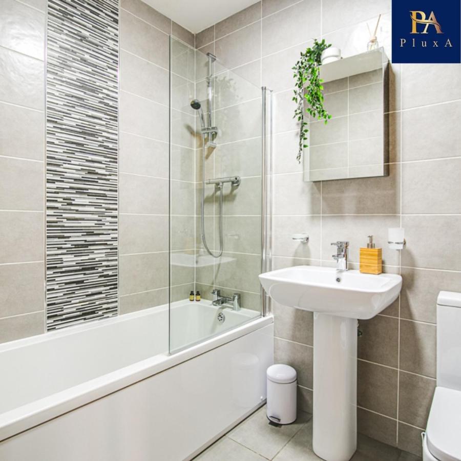 Pluxa The Hideaway - Fully Private Serviced & Parking Apartment *