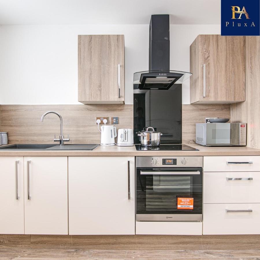 Fully Private & Free Parking - Pluxa Silken Grey Apartment *